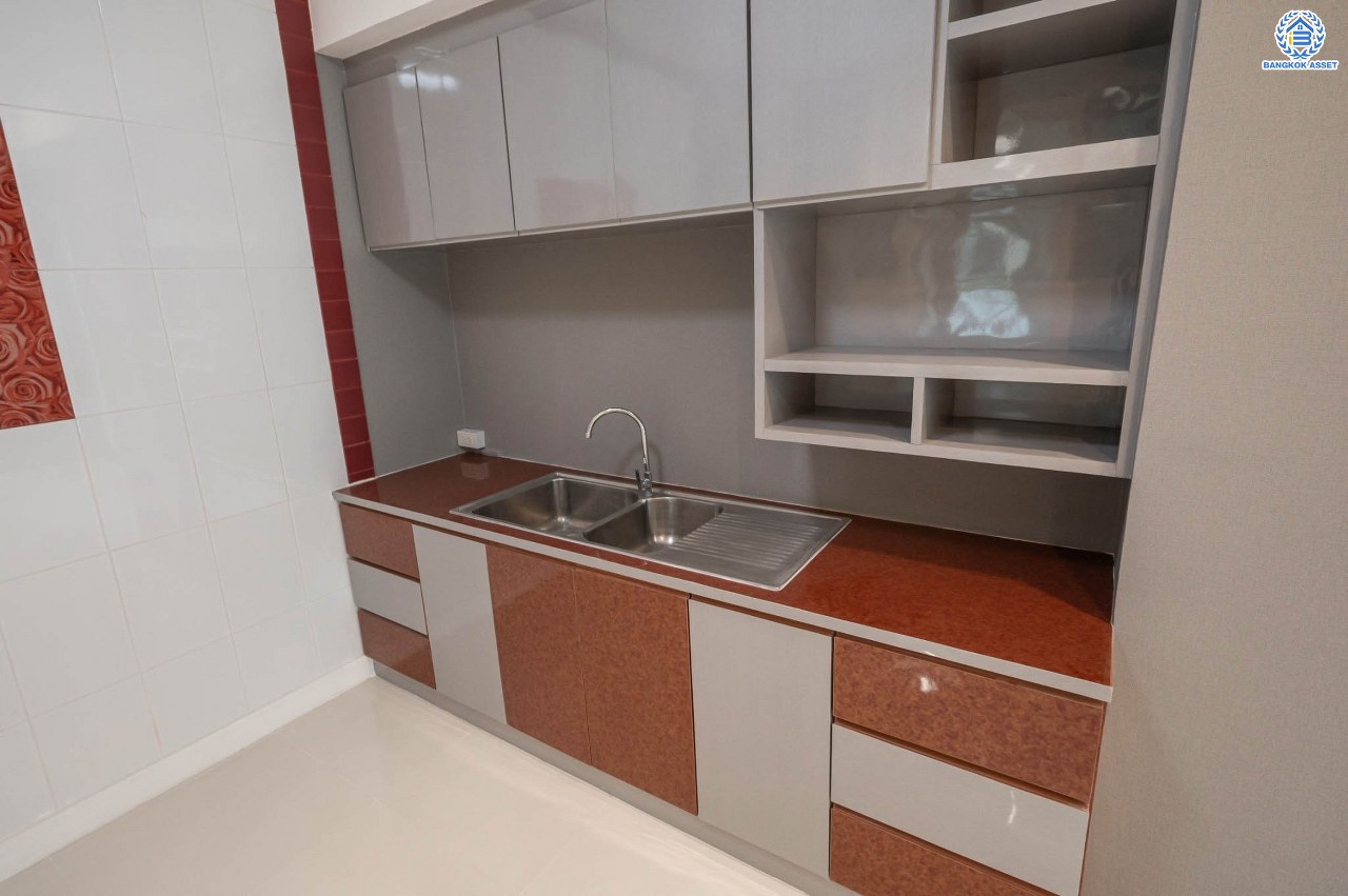 บ้านเดี่ยวมือสอง โครงการ เดอะวอเตอร์เฮ้าส์ กาญจนาฯ-บางบอน รองรับทุกความสุข เนื้อที่ 117.1 ตร.ว. ฟังก์ชัน 5 ห้องนอน 4 ห้องน้ำ 1 ห้องอเนกประสงค์ 1 ห้องแม่บ้าน จอดรถได้ 1 คัน บนทำเลใกล้รถไฟฟ้าสายสีน้ำเงิน "สถานีหลัก2" และจุดขึ้นทางด่วน "พระราม2" และ The Mall บางแค